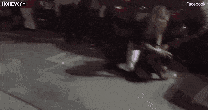洛杉矶醉酒半裸女乘客暴捶网约车！拳打脚踢路人也不放过…（视频/组图） - 4