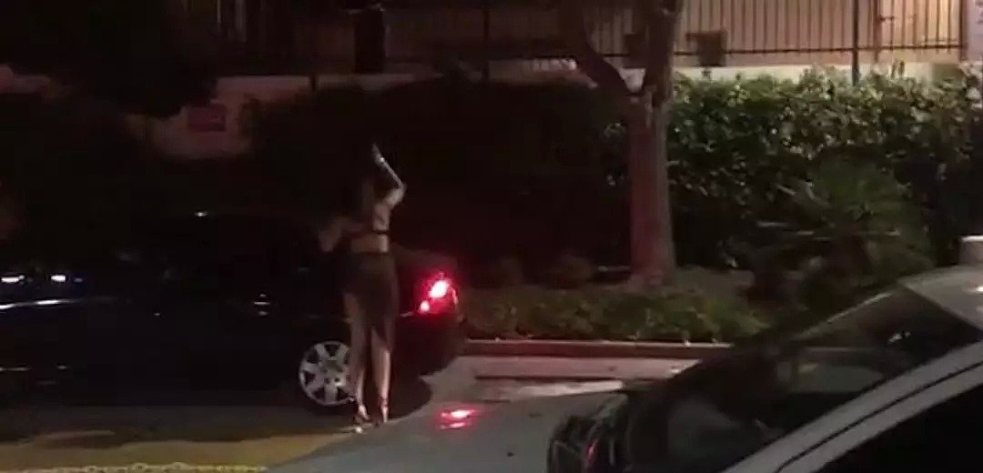 洛杉矶醉酒半裸女乘客暴捶网约车！拳打脚踢路人也不放过…（视频/组图） - 5