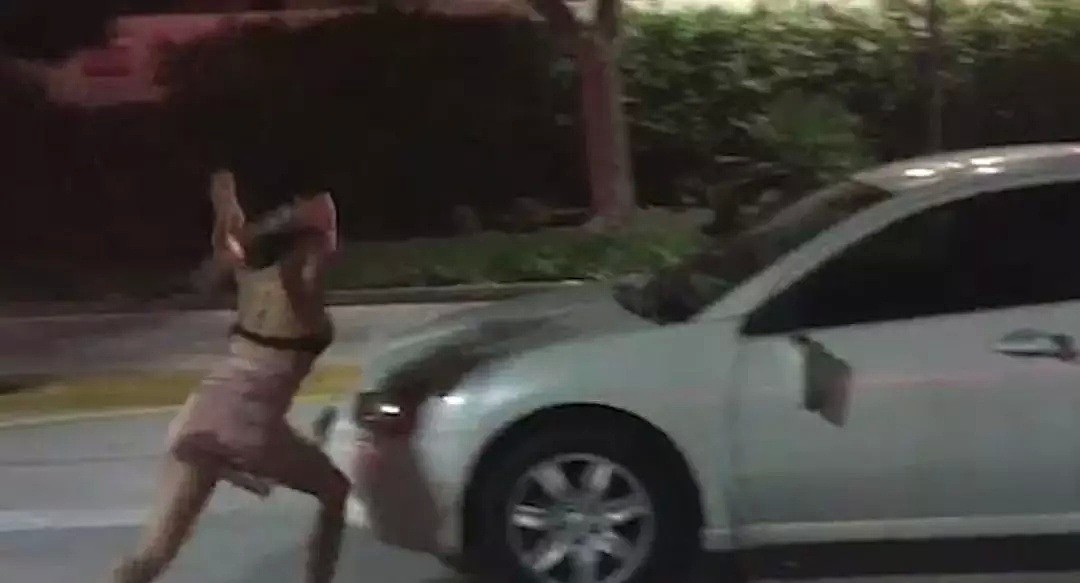 洛杉矶醉酒半裸女乘客暴捶网约车！拳打脚踢路人也不放过…（视频/组图） - 7