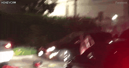 洛杉矶醉酒半裸女乘客暴捶网约车！拳打脚踢路人也不放过…（视频/组图） - 9