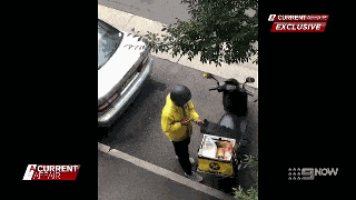 恶心！EASI送餐小哥街边偷吃被拍，抓包也不怕！目击者：吃剩的再送出去（视频/组图） - 8