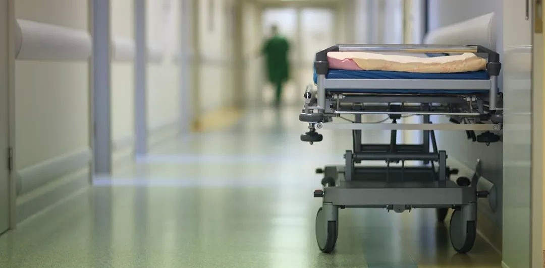 澳洲医院床位短缺，八旬病痛老人被迫睡地板！曾有400起手术还被迫推迟！ - 4
