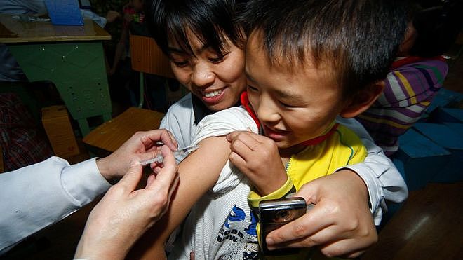 中国疫苗危机再现：百人接种过期疫苗 现不良反应（组图） - 1