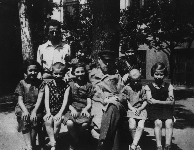 他带着192名儿童“集体赴死”的场景，却成为了二战历史中最感人的画面之一。。 - 8