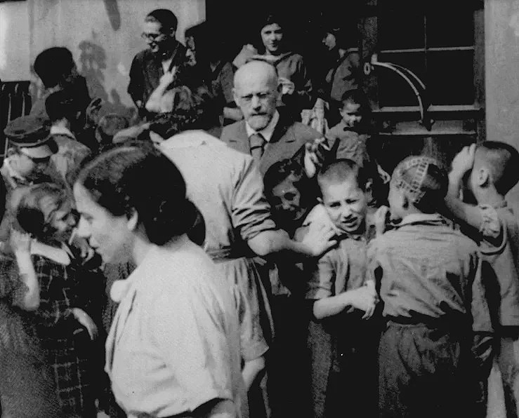 他带着192名儿童“集体赴死”的场景，却成为了二战历史中最感人的画面之一。。 - 11