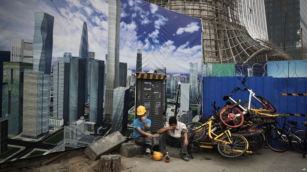 工人们在北京国贸的工地上休息