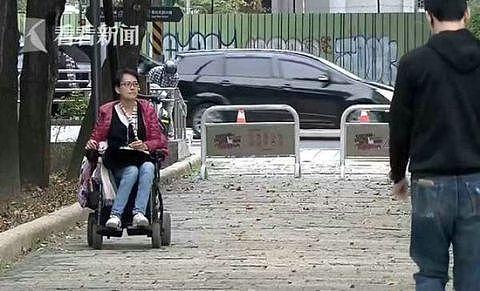 女子坐轮椅乘公交遭司机奚落：残疾人就要少出门（组图） - 3