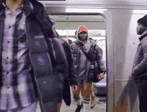 全世界小伙伴都在地铁里一本正经的脱裤子...（组图） - 7