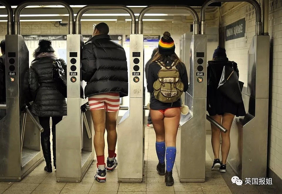 全世界小伙伴都在地铁里一本正经的脱裤子...（组图） - 8
