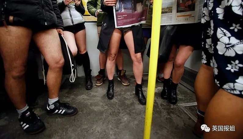 全世界小伙伴都在地铁里一本正经的脱裤子...（组图） - 10