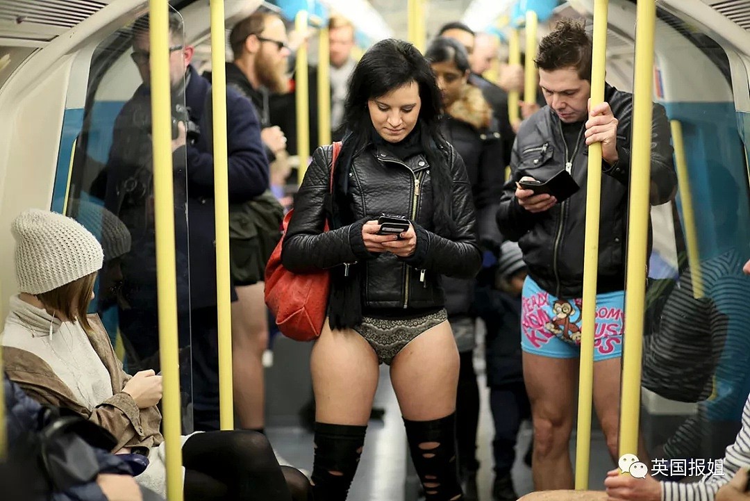 全世界小伙伴都在地铁里一本正经的脱裤子...（组图） - 14