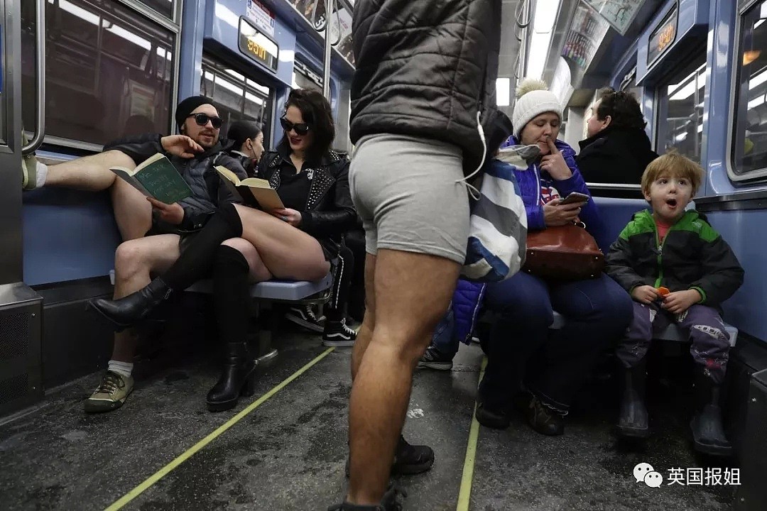 全世界小伙伴都在地铁里一本正经的脱裤子...（组图） - 23