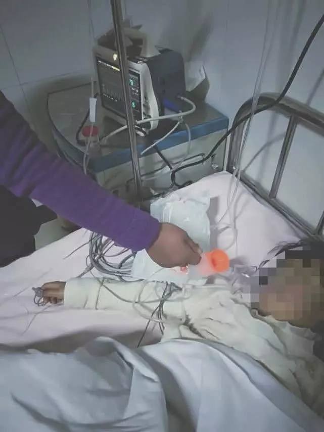 中国8岁女孩被2男童用笤帚戳下体！血流不止 ，或丧失生育能力！家属：老师一旁看着...（视频/组图） - 1