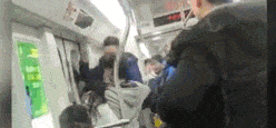 年轻男女地铁上为争座打一站路 围观者:太不顾脸面