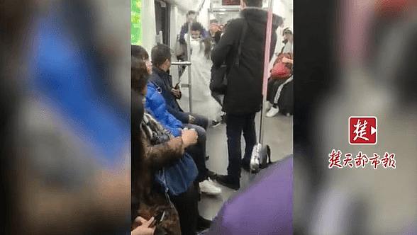 年轻男女地铁上为争座打一站路 围观者:太不顾脸面