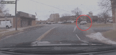 骇人现场！2岁小女孩行驶过程中被甩出车外 地上翻滚...（视频/图） - 2