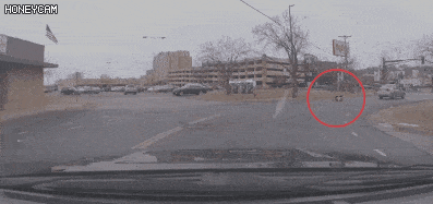 骇人现场！2岁小女孩行驶过程中被甩出车外 地上翻滚...（视频/图） - 3