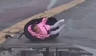 骇人现场！2岁小女孩行驶过程中被甩出车外 地上翻滚...（视频/图） - 5