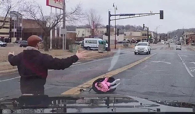 骇人现场！2岁小女孩行驶过程中被甩出车外 地上翻滚...（视频/图） - 6