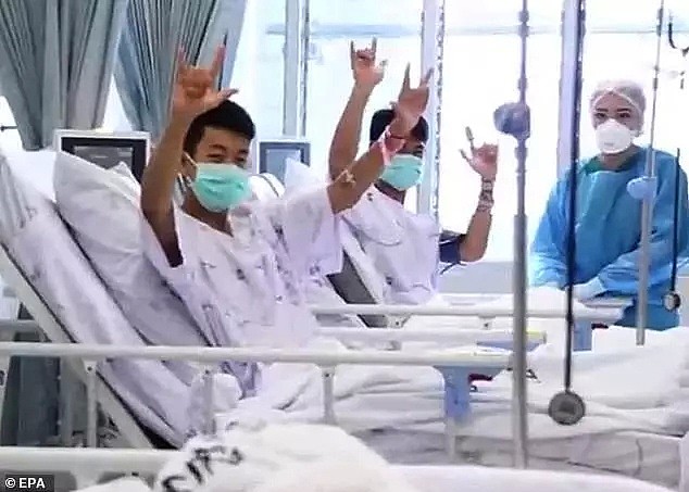 澳洲记者揭露泰国洞穴救援内幕：12个孩子注射3种药物，全程昏迷，戴“手铐”被接出...（组图) - 3