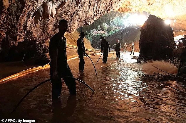 澳洲记者揭露泰国洞穴救援内幕：12个孩子注射3种药物，全程昏迷，戴“手铐”被接出...（组图) - 9