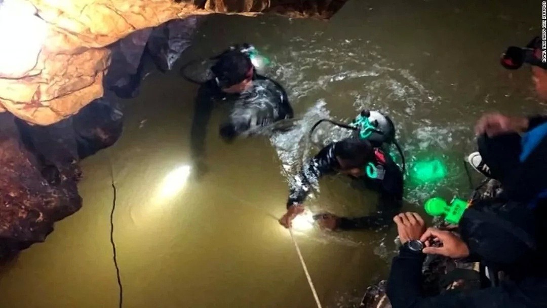 澳洲记者揭露泰国洞穴救援内幕：12个孩子注射3种药物，全程昏迷，戴“手铐”被接出...（组图) - 10