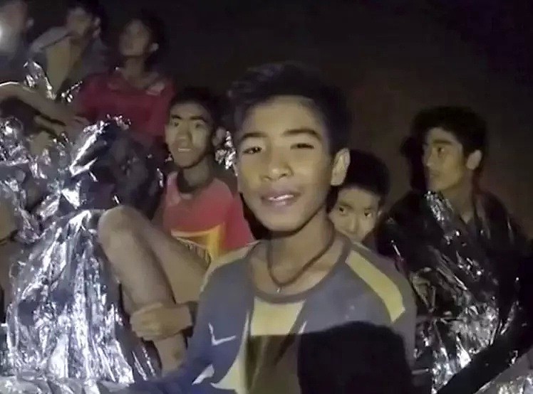 澳洲记者揭露泰国洞穴救援内幕：12个孩子注射3种药物，全程昏迷，戴“手铐”被接出...（组图) - 11