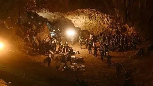 澳洲记者揭露泰国洞穴救援内幕：12个孩子注射3种药物，全程昏迷，戴“手铐”被接出...（组图) - 15