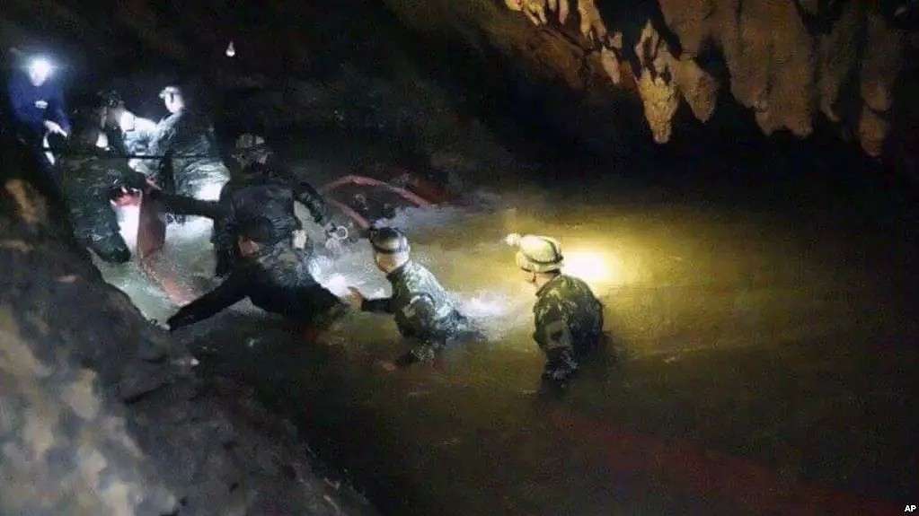 澳洲记者揭露泰国洞穴救援内幕：12个孩子注射3种药物，全程昏迷，戴“手铐”被接出...（组图) - 17