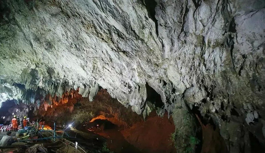 澳洲记者揭露泰国洞穴救援内幕：12个孩子注射3种药物，全程昏迷，戴“手铐”被接出...（组图) - 18
