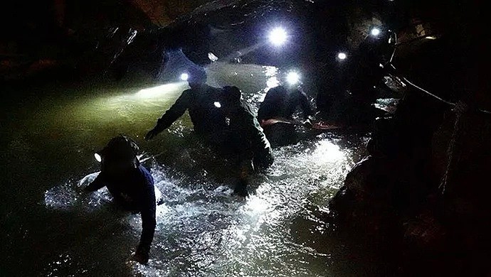 澳洲记者揭露泰国洞穴救援内幕：12个孩子注射3种药物，全程昏迷，戴“手铐”被接出...（组图) - 19