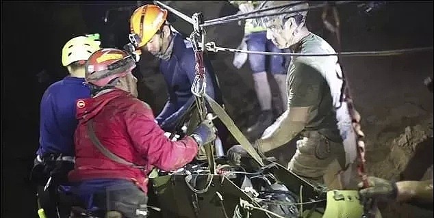 澳洲记者揭露泰国洞穴救援内幕：12个孩子注射3种药物，全程昏迷，戴“手铐”被接出...（组图) - 21