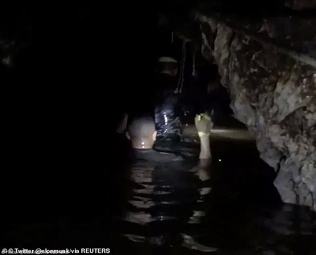 澳洲记者揭露泰国洞穴救援内幕：12个孩子注射3种药物，全程昏迷，戴“手铐”被接出...（组图) - 22