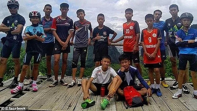 澳洲记者揭露泰国洞穴救援内幕：12个孩子注射3种药物，全程昏迷，戴“手铐”被接出...（组图) - 23