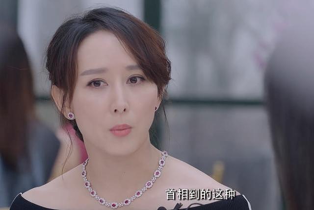 胡静婆婆的豪宅壮观如皇宫，豪车满院，网友：大到要迷路了