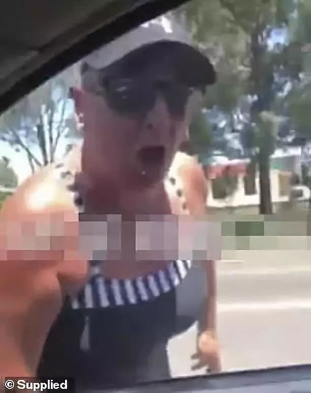 辣眼！悉尼女司机“路怒症”发作，露乳示威！网友：真是活久见（视频） - 2
