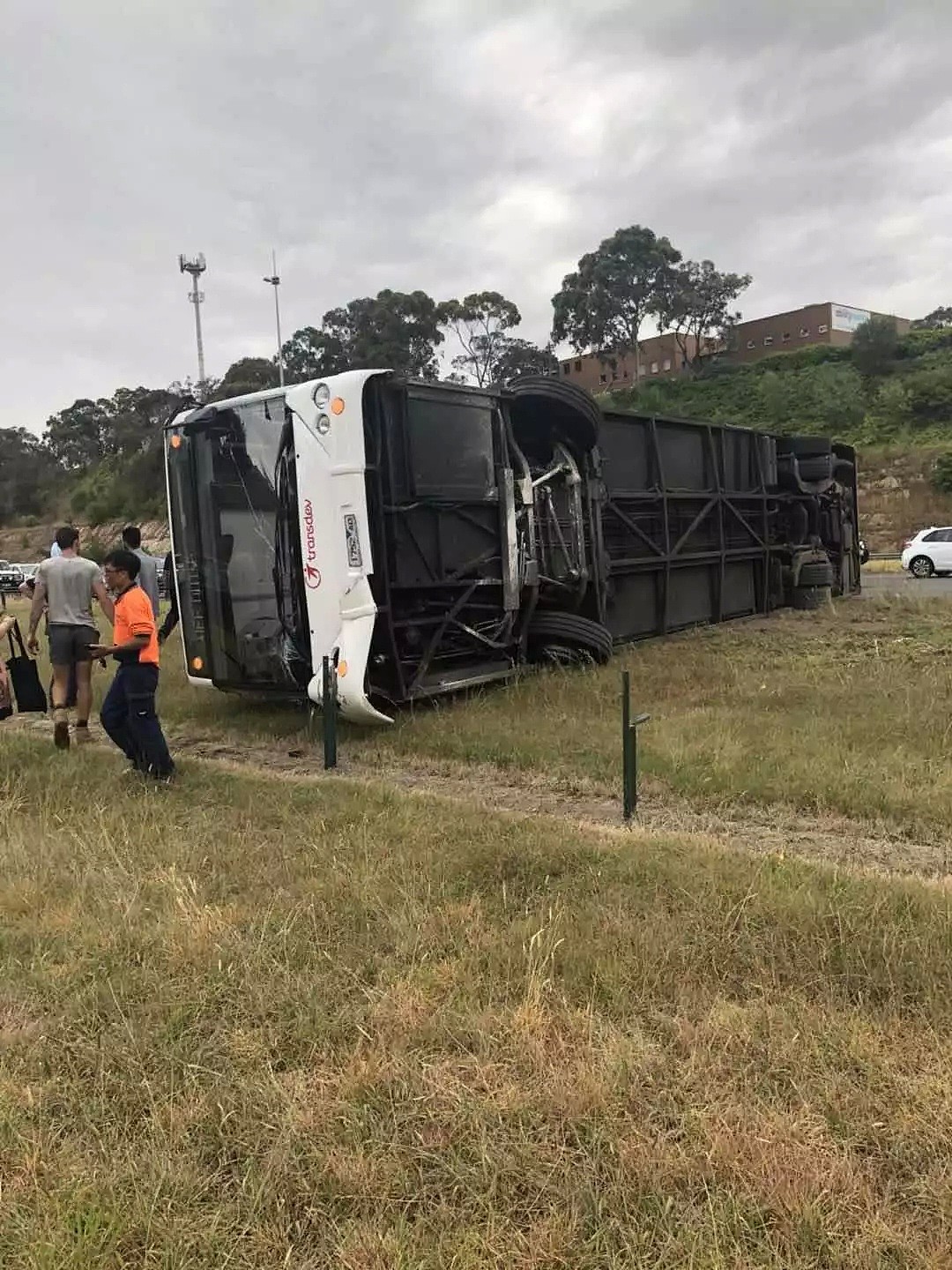 突发！墨尔本Kew附近的M3上公交车翻车！M3已堵成停车场 - 10