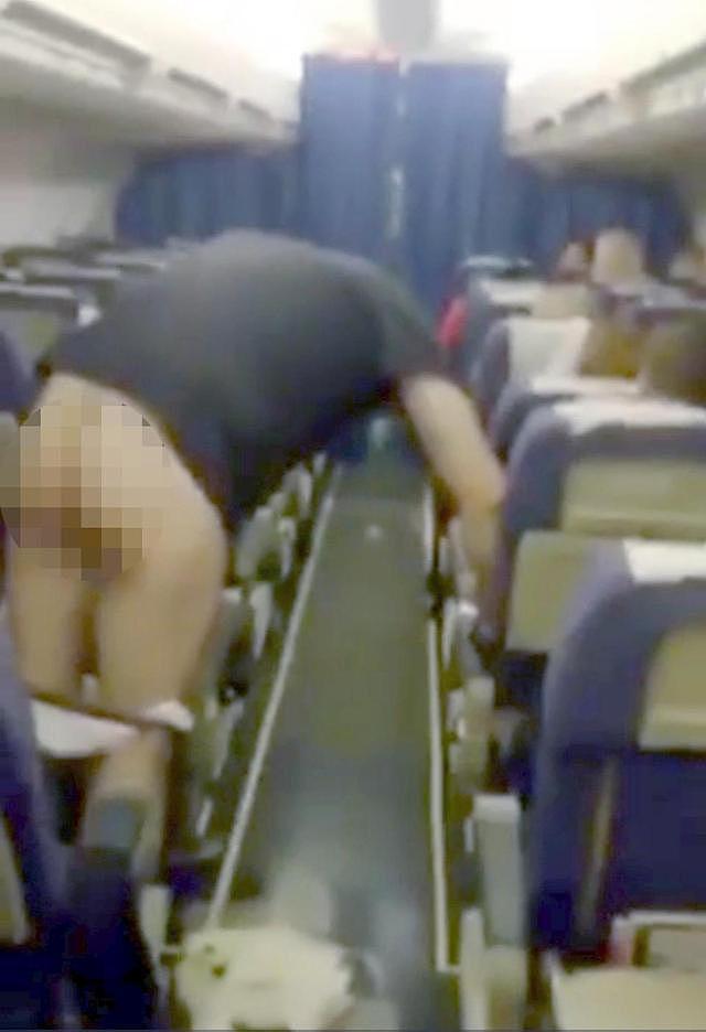 辣眼睛！俄罗斯醉酒男子在飞机过道当众脱掉裤子小便