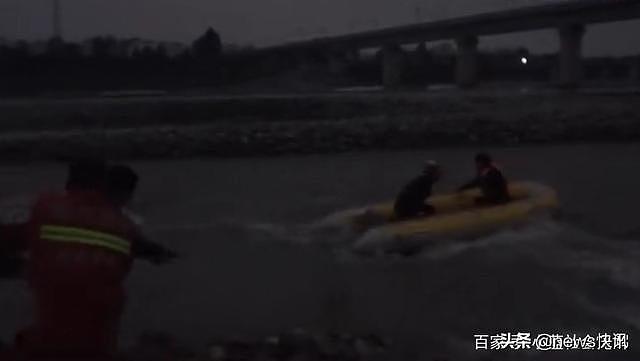 作死男子抽烟玩手机等救援，民警怒了：都冒死在救你你知道吗？