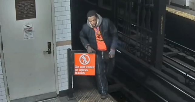 地铁性侵！视频曝光！男子当众强奸殴打女乘客 事后微笑离开（视频/组图） - 3