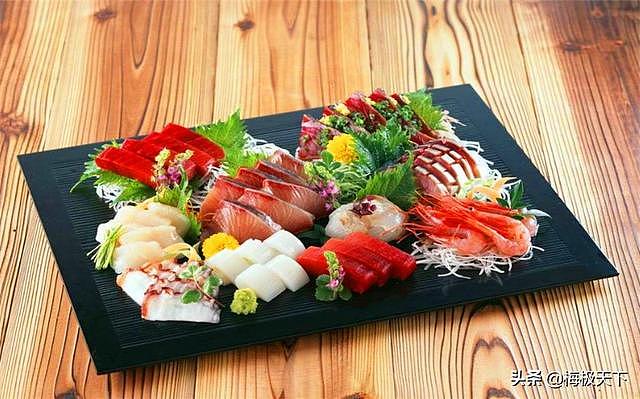 中国游客在日本吃自助餐，专吃海鲜和寿司，老板乐了：都是便宜货