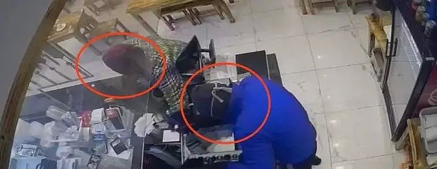 燃炸了！多伦多中餐馆被打劫，华人老板一人把仨悍匪揍懵逼（视频/组图） - 1