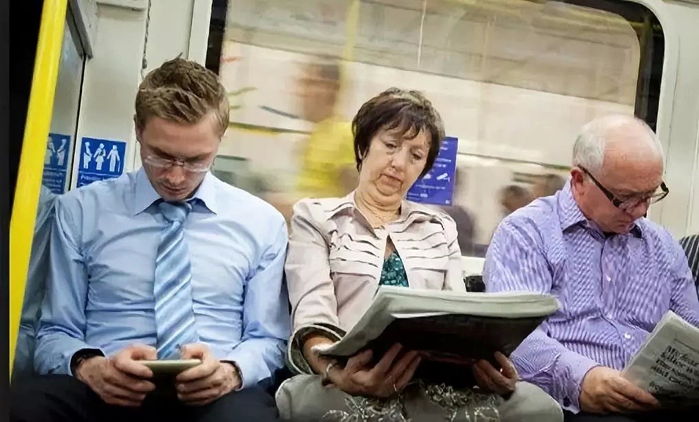 听歌切菜打游戏 你真以为外国人坐地铁都看书呢？（图） - 1