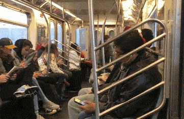 听歌切菜打游戏 你真以为外国人坐地铁都看书呢？（图） - 5