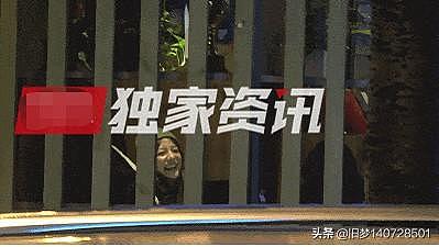 太会玩！赵薇夜会男友人亲密搂腰，小燕子还大方向男方索吻