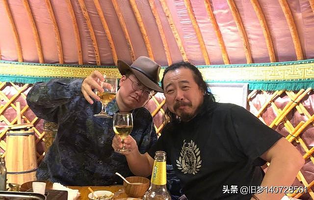 太会玩！赵薇夜会男友人亲密搂腰，小燕子还大方向男方索吻