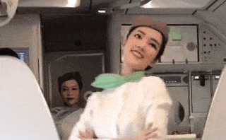 航空公司安排美女空姐跳舞惊艳全场 这名乘客的反应亮了（视频/组图） - 2