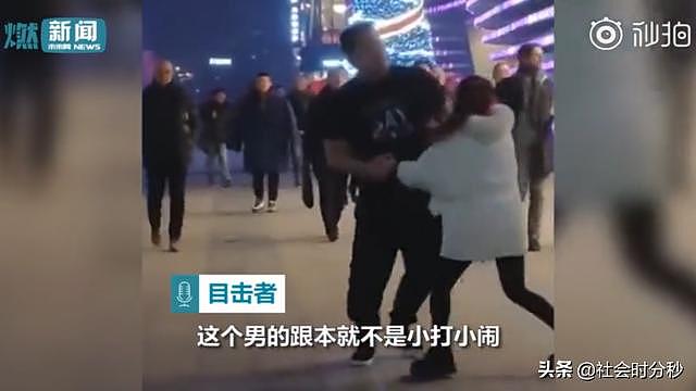 女孩被壮汉当街拉扯推搡坐地哭喊救命 路人冷漠围观 老外出手相助