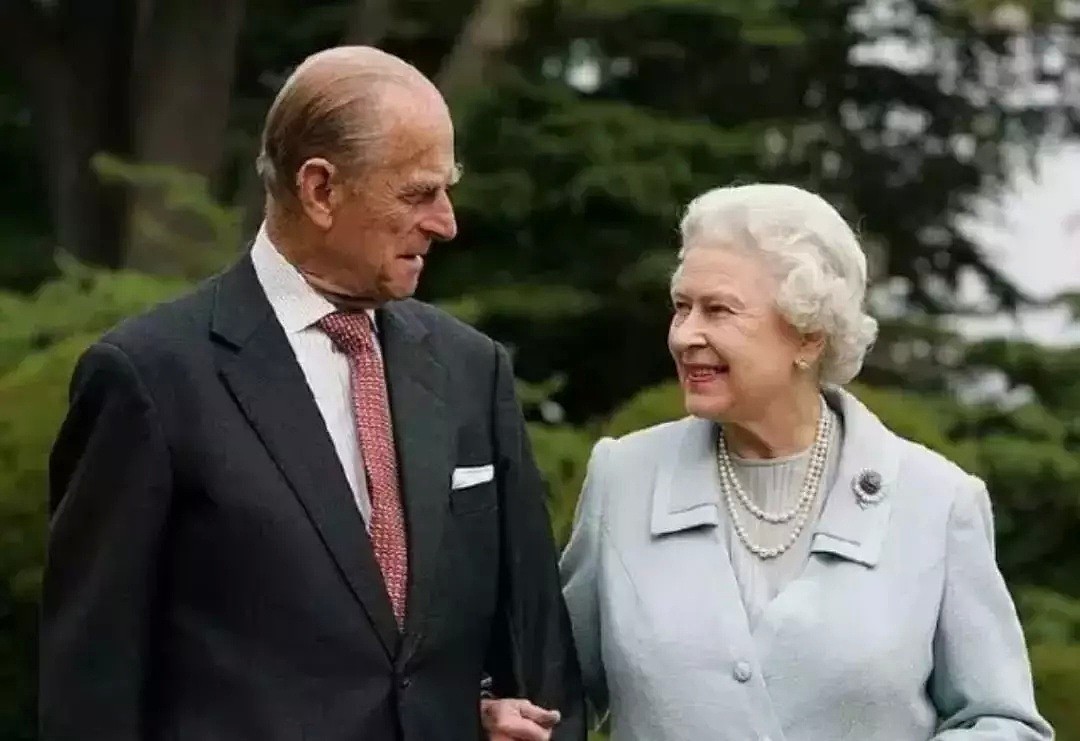 拉高整个王室颜值，唯一敢当面骂女王背后送绿帽的男人，都97了可悠着点吧！ - 36