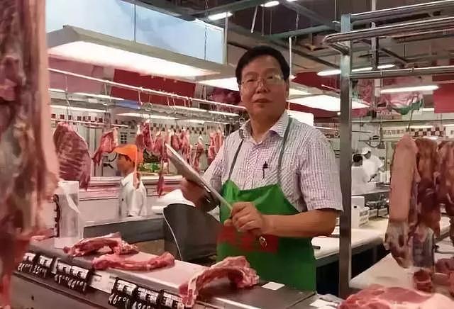 那个卖猪肉的北大毕业生已经52岁了，他现在在干嘛？